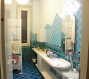 Bagno estate.<br />Finiture: piastrelle cera sarda, pareti e soffitto con velatura azzurra.
